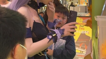 شيه تشينغ متعبة من بيع مُشكّلات البقر، تعال واشترِ كوبًا من شاي الليمون!