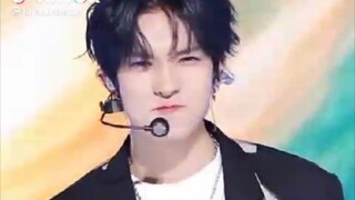 Heeseung scrunching