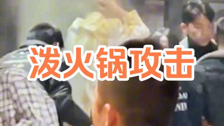 【Ya Qi Nhìn Muôn Màu Cuộc Sống】Hai bàn khách ăn lẩu cãi nhau, thẳng tay cầm nồi nước dùng hất thẳng 