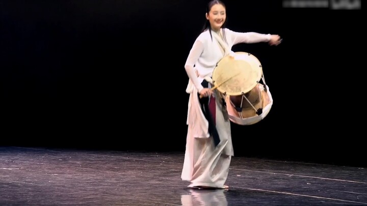At the master's graduation party for international students in South Korea, a long drum performance 