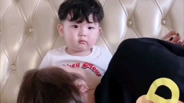 เมื่อคุณเผลอนอนลงบนตักของลูกน้อย คุณจะมีปฏิกิริยาอย่างไร? ตัวอ้วนขาวน่ารัก เต็มเปี่ยมไปด้วยความหวัง