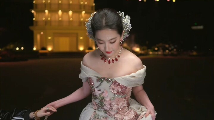 Oh my god, what stunning beauty! Only those who've seen the original video know how authoritative it