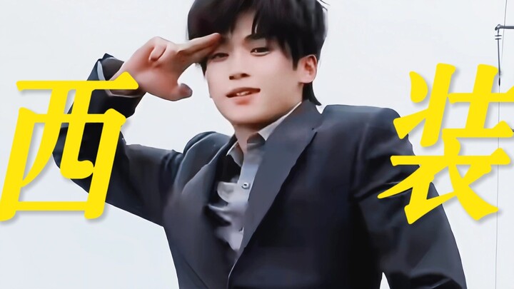 Ya ampun! Siapa yang tahan melihat anjing ganteng berjas ini menari! Ganteng banget, bahkan ada baya