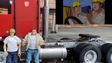 Spike và con trai đang lái chiếc Optimus Prime và kéo một chiếc xe tải thép nặng 80 pound để cứu trá