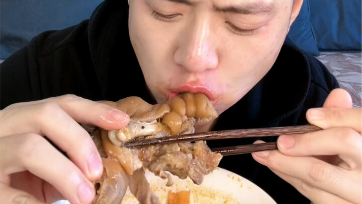 Who’s the nice person who runs five kilometers just to eat snail noodles?
