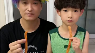 吃辣条挑战来了，看看他们两个谁能获胜