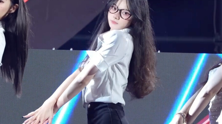 تنورة قصيرة في حديقة المرح aoa