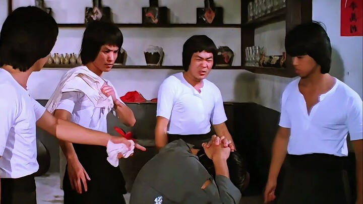 Chàng trai ngày nào cũng ăn chực, chỉ cần ôm đầu chịu đòn là được tính tiền!