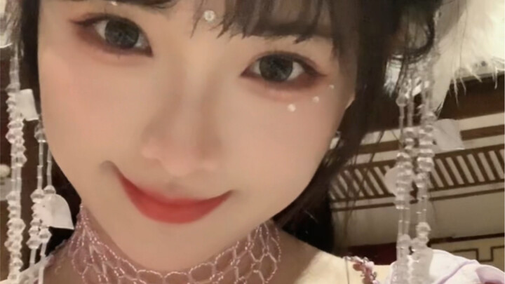 Thấy bạn nói chuyện với cô bé khác mà tim như muốn tan nát vậy～૮₍ ˃̵͈᷄ ᎔ ˂̵͈᷅ ₎ა