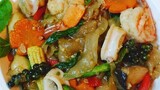 Stir fry Spicy Drunken noodles Thai noodles ก๋วยเตี๋ยวเส้นใหญ่ผัดขี้เมาทะเล