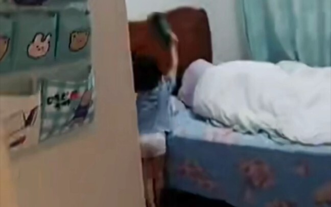 Mimpi buruk masa kecil seorang gadis kecil.