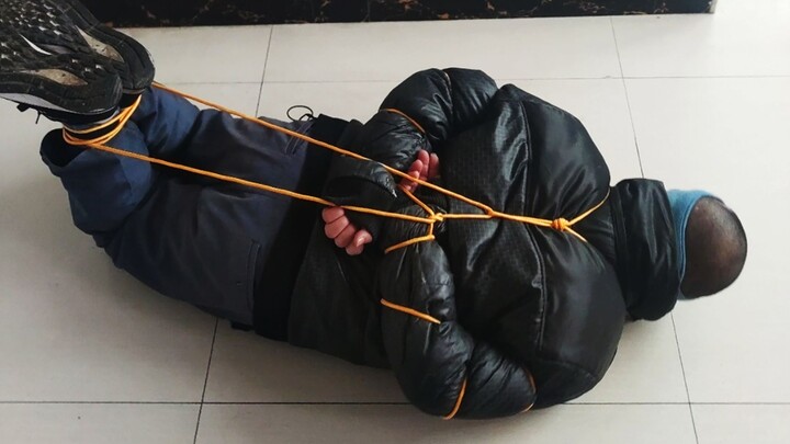 حبل رباعي لربط الأسرى، مخصص للقوات الخاصة الأمريكية لضبط الأسرى ومنع هروبهم