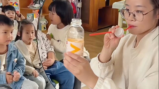 幼师隔空喝果汁，小朋友都羡慕坏了！