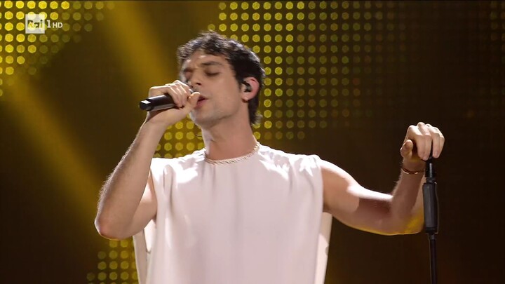 Sanremo 2025 seconda serata Bresh canta La tana del granchio