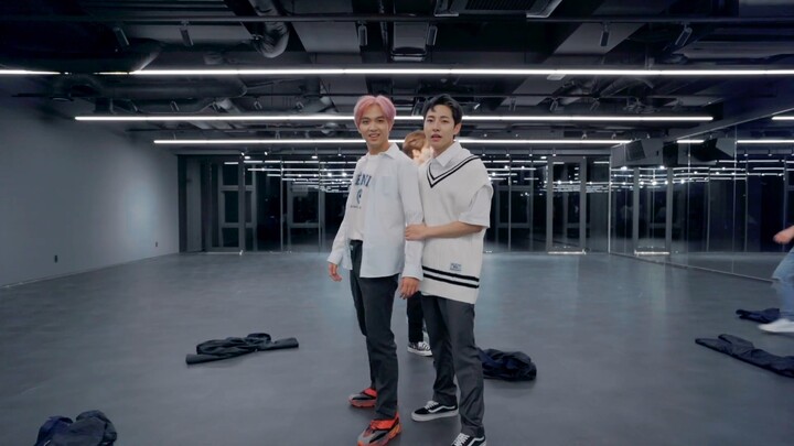 【Chan Jun】Ruang latihan seragam sekolah, Kai Chan melihat Ren Jun menari sambil melepas jaketnya den