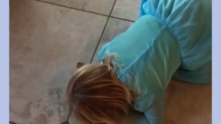 طفل صغير لطيف يتشاجر طالبًا "صديقًا حميمًا"