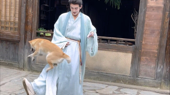 Dahuang loved hanging out with the actors on set, but remained serious when it came to acting. Behin