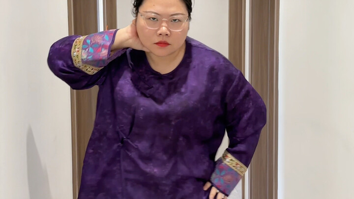 Katanya aku menari dengan ekspresi datar, tapi mataku bertekad untuk ikut pesta. Hari ini, aku akan 