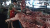 master butcher in wet market. grabi Ang laki nmn