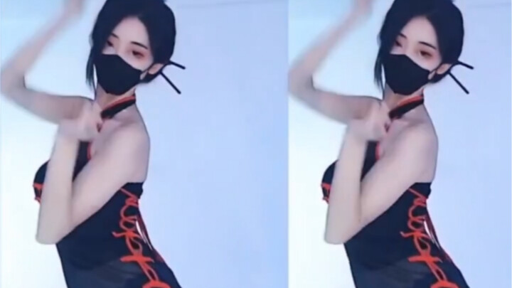 It’s hardly童锦程’s fault for being a flirt—wearing black lace-edged stockings, 东方媚儿 has captivated the