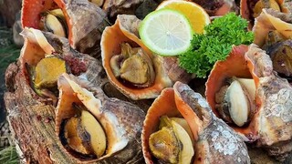 Garlic chili sauce and conch are a perfect match. The garlic aroma, the appropriate spiciness and th