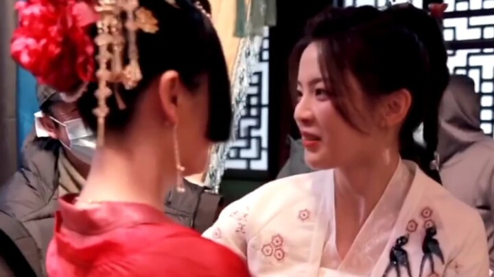 Tidak disangka, ternyata di dunia ini ada juga perempuan yang bisa membuat Yang Chaoyue malu!