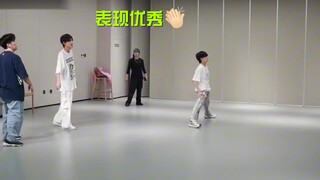 تعلم رقصة "الغبار في أضواء الألعاب النارية"، ولا يبدو أن تشانغ تسي يو فقد ست سنوات من خبرته في الرقص