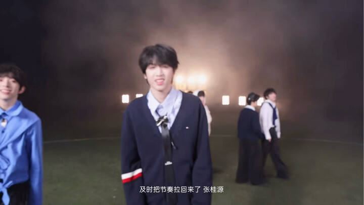 ฝีมือการเต้นของจางกุ้ยหยวนนี่โคตรน่ากลัวเลย… ทั้งที่อยู่ในสภาพแวดล้อมเสียงดังมาก ยังสามารถจับจังหวะไ