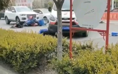 Chiếc xe cứu thương này đúng là tài thật.