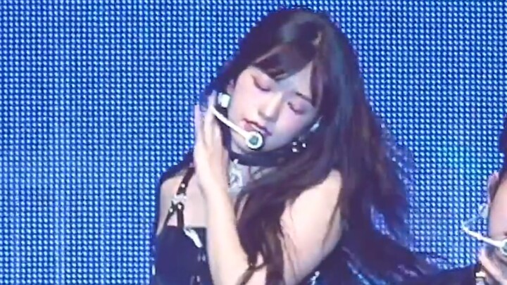 "A vampire princess but drunk on blood?" Ahn Yu-jin's long curly hair BLUE BLOOD straight shot at th