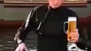 【لحظات مضحكة】يمكن للإنسان أن يسقط في الماء، لكن لا يمكنه أن يسقط الخمر!