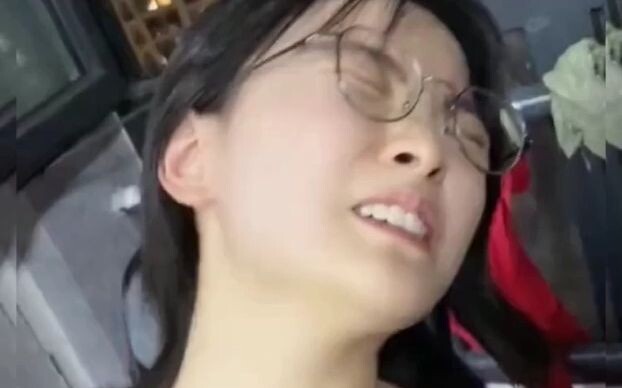 眼镜一戴，感觉嘎就上来了。