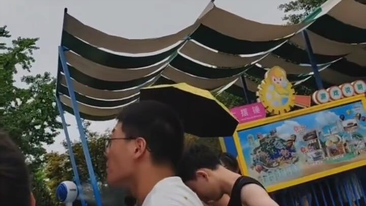 【Berita】Pluk-plak! Di sebuah taman hiburan di Sichuan, palu besar tiba-tiba didatangi benda terbang 