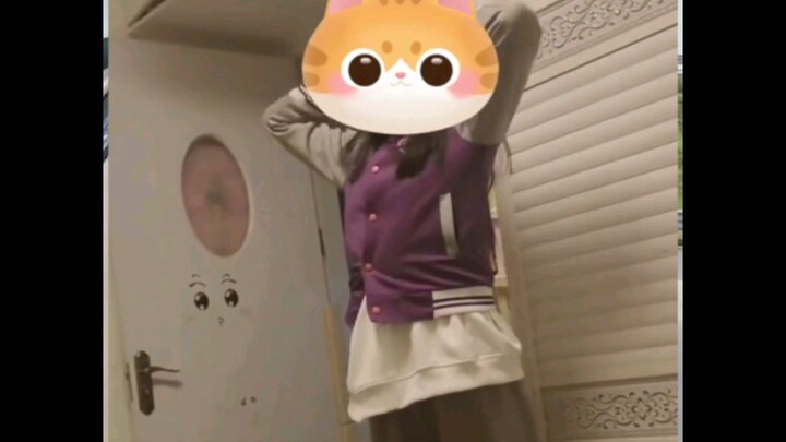 หลังจากเรียนออนไลน์และปิดเทอมฤดูหนาวมานาน ชุดนักเรียนของสาวน้อยก็ใส่ไม่ได้แล้ว