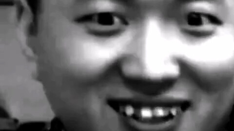 Anh Nước Thuốc Mỉm Cười Làm Đốn Tim Người Xem