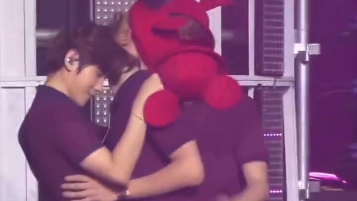 Chói sáng, ngày ấy chính là cái động tác vô thức giơ tay ôm eo của Chân Liệt đã đốn tim tôi đấy, chó