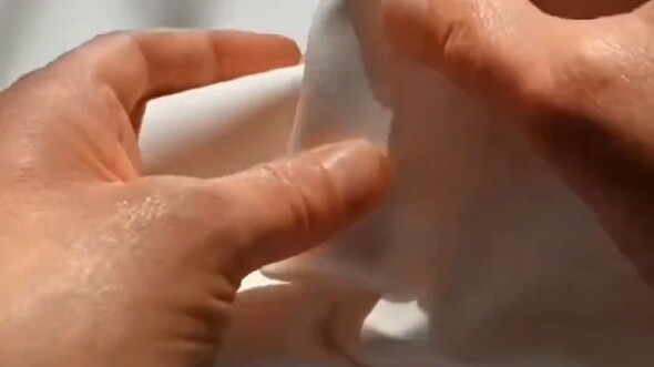 Nghệ sĩ Polly Verity uốn cong và tạo nếp cho giấy màu nước thông thường