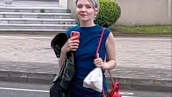 A gorgeous foreign girl walks toward me, and I’m freaking out!