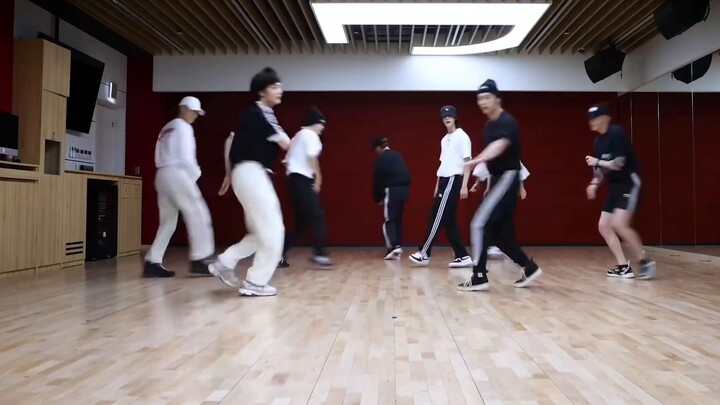 Tarian pisau Stray Kids yang menarik perhatian (Bagian 2)