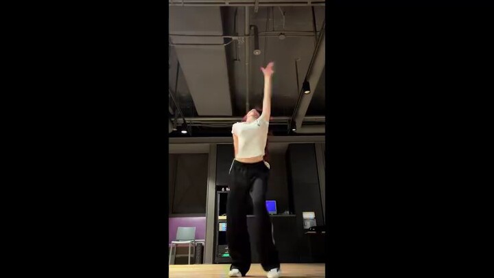 CHIQUITA’s solo dance practice 🐈‍⬛