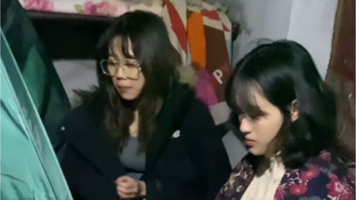 Berpisah dengan tenda sambil berlinang air mata, Chengzhe menghubungi Dongdong.