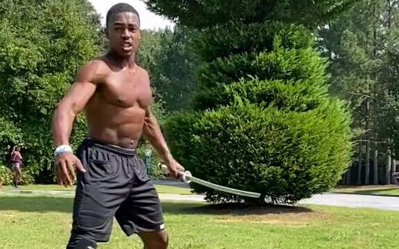 Membalik sambil membawa pisau agak berbahaya.