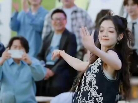 Xilinna Yigao Breakdances to Xinjiang Dance