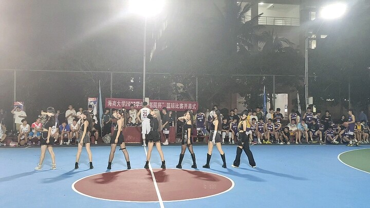 Mundur, kawan bodoh! Bidikan langsung tarian pada upacara pembukaan Piala Akademi Bola Basket Univer