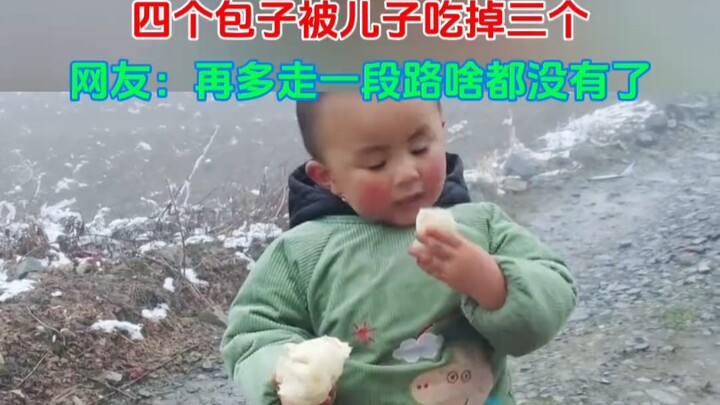 طفل لطيف يقدّم لأمه 4 حبّات بان كيك، لكنه أكل اثنتين في الطريق ولم يبقَ سوى واحدة ليقدّمها في النهاي