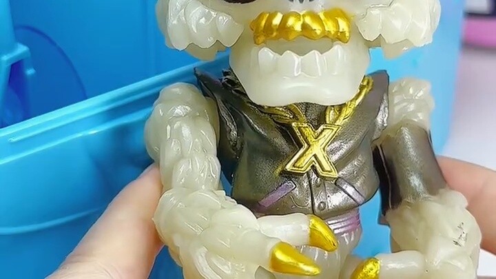 If you are a bit bored during the holidays, why not dig out the brain of a random zombie?