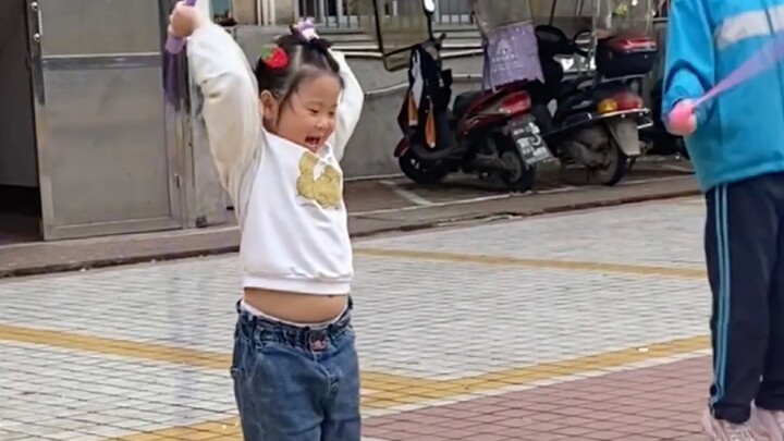 Bayi manusia belajar lompat tali