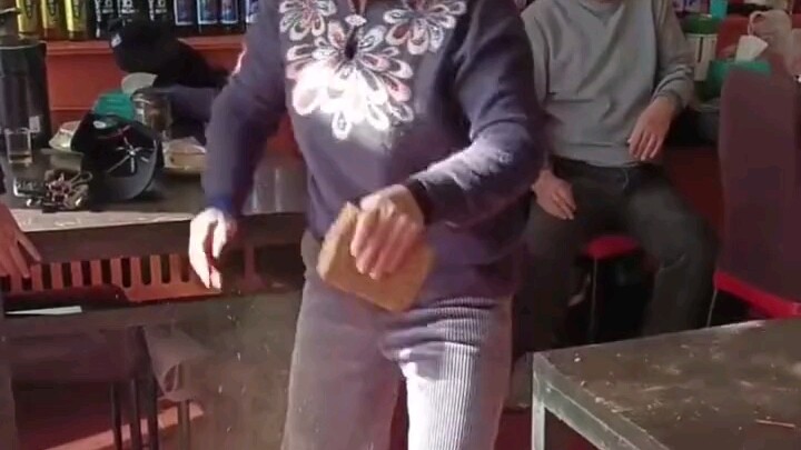 Bà cụ luyện khí công cứng cốt lâu năm, có thể tay không chém vỡ ba viên gạch; cư dân mạng bình luận: