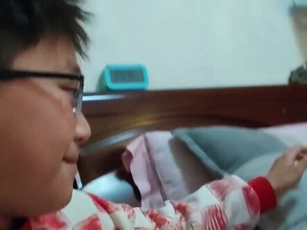 Brother Shaobing is sick, and Little Shaobing can’t wait to take over the livestream—father’s gone, 