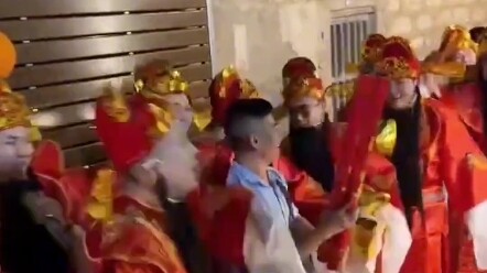 19 พฤศจิกายน โพสต์จากกวางตุ้ง: กลุ่มเพื่อนเจ้าบ่าวแต่งตัวเป็น “เทพเจ้าแห่งโชคลาภ” มาขอเจ้าสาว